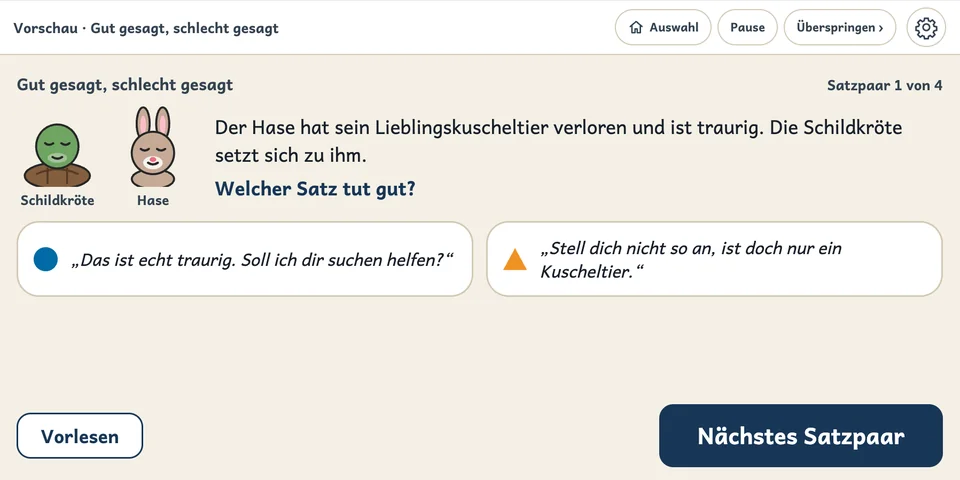 Screenshot SchulDialogPlus am Smartboard: Klassenrat-Spiel „Gut gesagt, schlecht gesagt“, Satzpaar 1 von 4. Schildkröte und Hase; der Hase hat sein Lieblingskuscheltier verloren. Frage „Welcher Satz tut gut?“ mit den Sätzen „Das ist echt traurig. Soll ich dir suchen helfen?“ und „Stell dich nicht so an, ist doch nur ein Kuscheltier.“, dazu die Schaltflächen Vorlesen, Auswahl, Pause, Überspringen und „Nächstes Satzpaar“